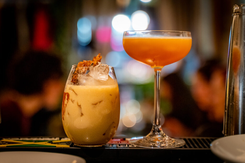 Cocktails dans le restaurant Le Virunga à Montréal avec un bokeh en arrière-plan